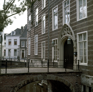 800150 Gezicht op een deel van de zijgevel en de ingang van Paushuize (Kromme Nieuwegracht 49) te Utrecht.
